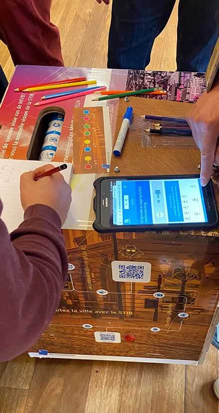 Image de jeu collaboratif avec tablette, dés et stylos, illustrant une activité d’escape game stratégique mêlant réflexion, exploration et vision d’équipe.