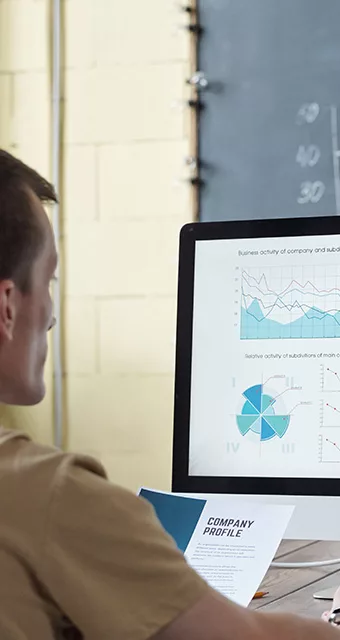 Personne consultant des graphiques analytiques sur écran, représentant le pilotage stratégique par la donnée et l’alignement décisionnel afin que le Pour votre équipe : Vous passez de formations obsolètes à un apprentissage vivant et ancré. Vous enrichissez la compétition individuelle en une saine émulation collective grâce aux nouvelles règle du jeu afin que le jeu transforme.